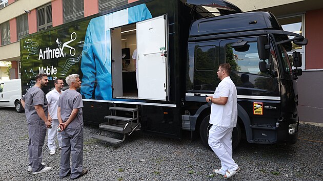 Všech 19 ortopedů Městské nemocnice Ostrava Fifejdy prošlo školením v areálu nemocnice, kde zaparkovala unikátní mobilní operační laboratoři MobileLab, která do Moravskoslezského kraje zavítala vůbec poprvé. Lékaři díky tomu nabídnou pacientům modernější a dostupnější péči. (18. června 2026)