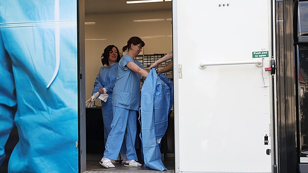 Všech 19 ortopedů Městské nemocnice Ostrava Fifejdy prošlo školením v areálu nemocnice, kde zaparkovala unikátní mobilní operační laboratoři MobileLab, která do Moravskoslezského kraje zavítala vůbec poprvé. Lékaři díky tomu nabídnou pacientům modernější a dostupnější péči. (18. června 2026)