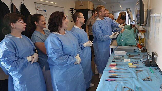 Všech 19 ortopedů Městské nemocnice Ostrava Fifejdy prošlo školením v areálu nemocnice, kde zaparkovala unikátní mobilní operační laboratoři MobileLab, která do Moravskoslezského kraje zavítala vůbec poprvé. Lékaři díky tomu nabídnou pacientům modernější a dostupnější péči. (18. června 2026)