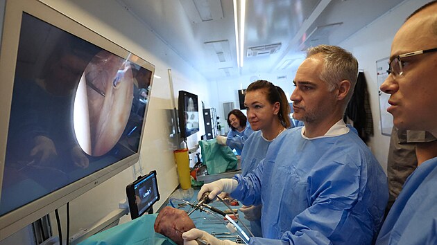 Všech 19 ortopedů Městské nemocnice Ostrava Fifejdy prošlo školením v areálu nemocnice, kde zaparkovala unikátní mobilní operační laboratoři MobileLab, která do Moravskoslezského kraje zavítala vůbec poprvé. Lékaři díky tomu nabídnou pacientům modernější a dostupnější péči. (18. června 2026)