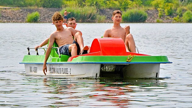 Město Bohumín vyslyšelo přání rekreantů a otevřelo půjčovnu lodí o dva týdny dříve než v minulých sezonách. První plavby na pramicích a šlapadlech po hladině Vrbického jezera odstartovaly v sobotu 13. června 2026.