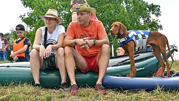 Město Bohumín vyslyšelo přání rekreantů a otevřelo půjčovnu lodí o dva týdny dříve než v minulých sezonách. První plavby na pramicích a šlapadlech po hladině Vrbického jezera odstartovaly v sobotu 13. června 2026.