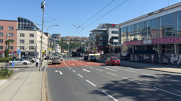 U Městsk&eacute;ho divadla ve směru k trži&scaron;ti řidiči z&iacute;skaj&iacute;  dal&scaron;&iacute; odbočovac&iacute; pruh vlevo, což pomůže zkr&aacute;tit fronty a zrychlit průjezd cel&yacute;m &uacute;sekem. (11. červen)