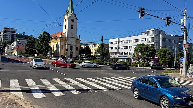 U Městsk&eacute;ho divadla ve směru k trži&scaron;ti řidiči z&iacute;skaj&iacute;  dal&scaron;&iacute; odbočovac&iacute; pruh vlevo, což pomůže zkr&aacute;tit fronty a zrychlit průjezd cel&yacute;m &uacute;sekem. (11. červen)