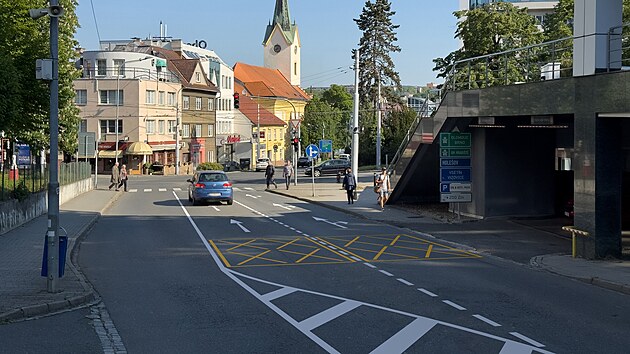 Nov&eacute; uspoř&aacute;d&aacute;n&iacute; j&iacute;zdn&iacute;ch pruhů u budovy Centroprojektu. Město v t&eacute;to lokalitě vsadilo na model řazen&iacute;, kter&yacute; zrychlil dopravu při modernizaci křižovatky ulic Mostn&iacute; a Březnic. (11. červen)