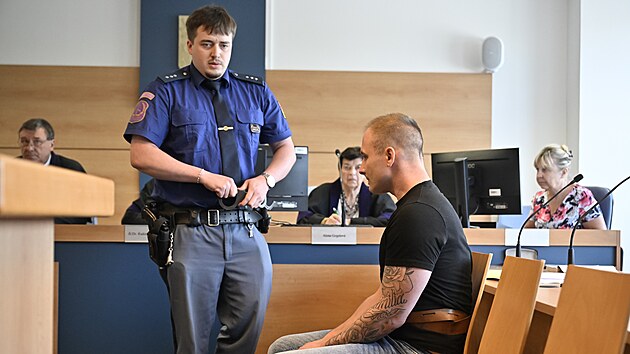 Obžalovaný Martin Vyoral v jednací síni zlínské pobočky Krajského soudu Brno. Muž podle obžaloby hodil petardu do unimobuňky, kde spal jeho známý. Buňka shořela a muž uvnitř zemřel. (18. červen 2026)