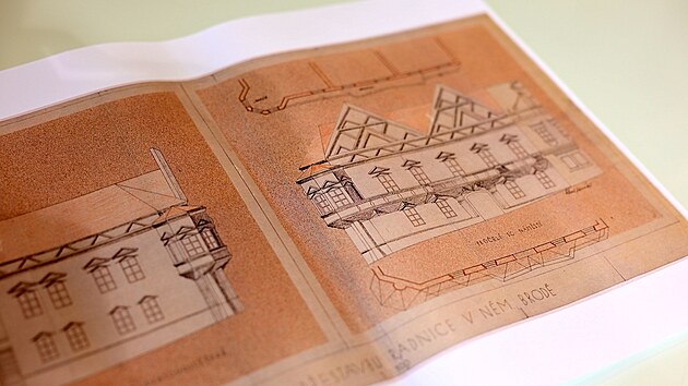 Architektonické skici radnice v někdejším Německém Brodě. Dokumenty tohoto typu pomáhají historikům odkrývat stavební vývoj města, o který se zajímají i účastníci komentovaných vycházek.
