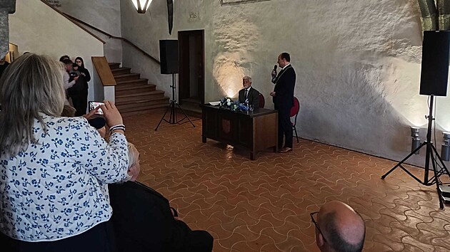Po jedenácté hodině dopoledne prezident Petr Pavel zamířil na debatu s jihlavskými zastupiteli a vybranými čestnými hosty do gotického sálu jihlavské radnice. (16. června 2026)