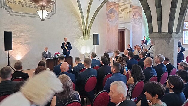 Po jedenácté hodině dopoledne prezident Petr Pavel zamířil na debatu s jihlavskými zastupiteli a vybranými čestnými hosty do gotického sálu jihlavské radnice. (16. června 2026)