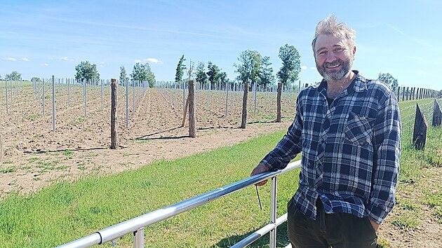Pavel Houfek přeměnil část pastvin ve svém hospodářství v Utíně na novou vinici. Na ploše jednoho hektaru v nadmořské výšce 500 metrů vysadil šest tisíc hlav odolné odrůdy Solaris. Vinohrad nese historický název Buchberg.