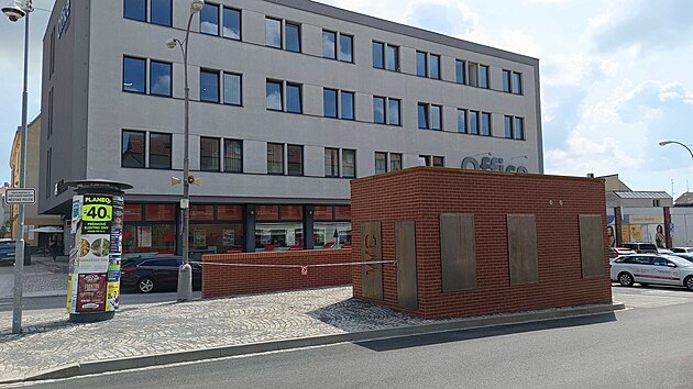 Uvnitř nov&eacute;ho bezbari&eacute;rov&eacute;ho objektu za b&yacute;valou budovou Snahy se nach&aacute;zej&iacute; čtyři samostatn&eacute; m&iacute;stnosti: toalety pro muže, pro ženy, technick&eacute; z&aacute;zem&iacute; a přebalovac&iacute; m&iacute;stnost pro kojence.