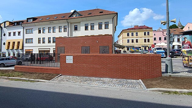Uvnitř nov&eacute;ho bezbari&eacute;rov&eacute;ho objektu za b&yacute;valou budovou Snahy se nach&aacute;zej&iacute; čtyři samostatn&eacute; m&iacute;stnosti: toalety pro muže, pro ženy, technick&eacute; z&aacute;zem&iacute; a přebalovac&iacute; m&iacute;stnost pro kojence.