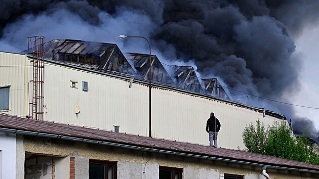 Hustý černý dým byl vidět i z velké dálky. (11. června 2026)