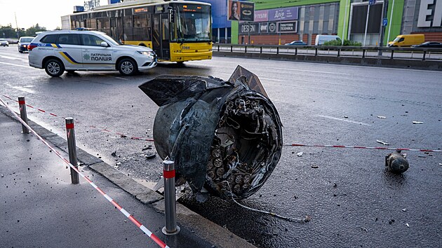 Kus rakety leží na ulici po ruském leteckém útoku v Kyjevě. (15. června 2026)