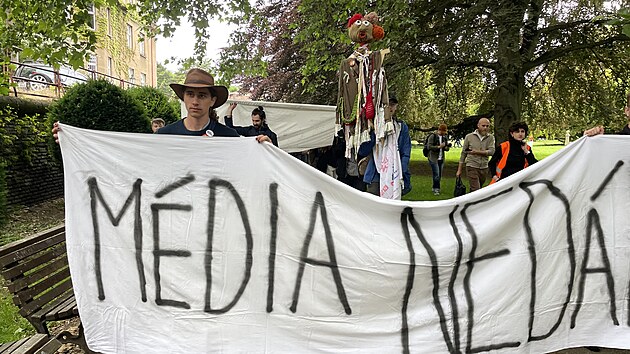 Demonstranti vyr&aacute;žej&iacute; ke Strakově akademii a skanduj&iacute; &ldquo;Ruce pryč od ČT&rdquo; a &ldquo;Veřejnopr&aacute;vně, tak je to spr&aacute;vně&rdquo;. (15. června 2026)