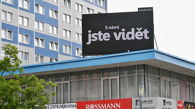 Velkoplo&scaron;n&aacute; LED obrazovka na stře&scaron;e budovy v centru &Uacute;st&iacute; nad Labem. (12. června 2026)