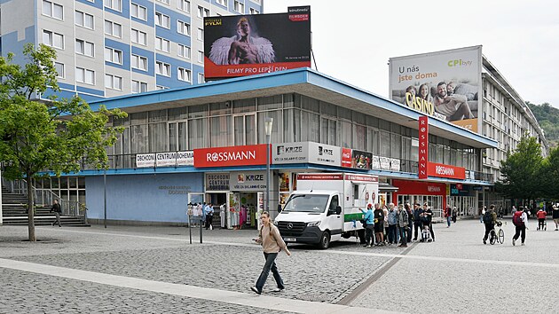 Velkoplo&scaron;n&aacute; LED obrazovka na stře&scaron;e budovy v centru &Uacute;st&iacute; nad Labem. (12. června 2026)