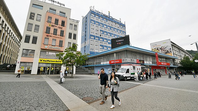 Velkoplo&scaron;n&aacute; LED obrazovka na stře&scaron;e budovy v centru &Uacute;st&iacute; nad Labem. (12. června 2026)