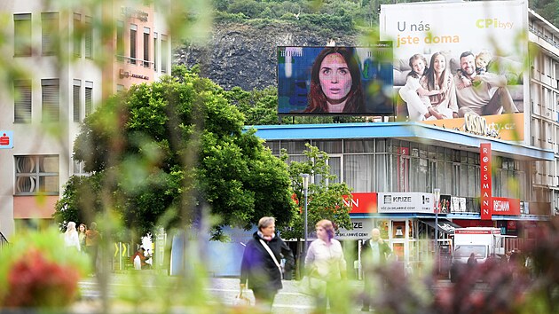 Velkoplo&scaron;n&aacute; LED obrazovka na stře&scaron;e budovy v centru &Uacute;st&iacute; nad Labem. (12. června 2026)