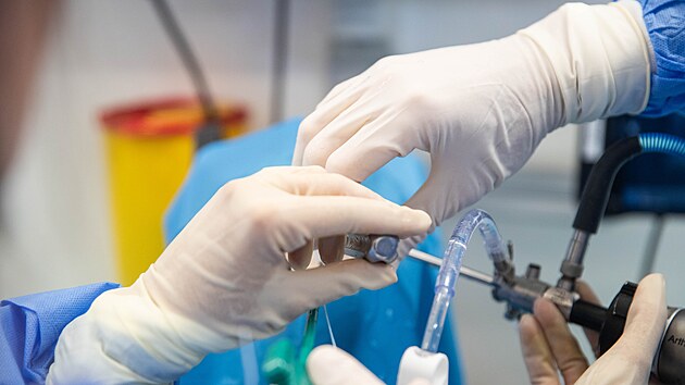 Detail na pr&aacute;ci l&eacute;kařů, kteř&iacute; tr&eacute;novali nov&eacute; postupy ve speci&aacute;lně upraven&eacute;m kamionu. (16. června 2026)