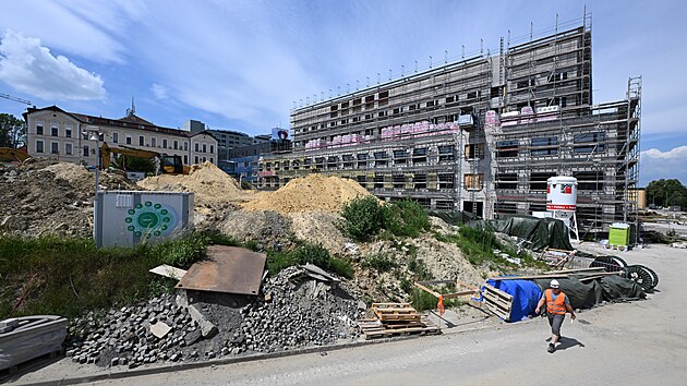 Prohl&iacute;dka staveni&scaron;tě nov&eacute;ho &uacute;středn&iacute;ho pavilonu B, největ&scaron;&iacute; budovy v dějin&aacute;ch Fakultn&iacute; nemocnice Olomouc (17. června 2026).
