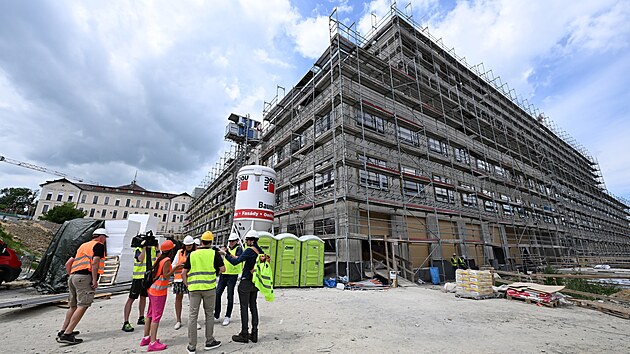 Stavba nov&eacute;ho &uacute;středn&iacute;ho pavilonu B FNOL je zhruba v polovině Otevřen&iacute; se oček&aacute;v&aacute; v polovině roku 2028.  (17. června 2026).