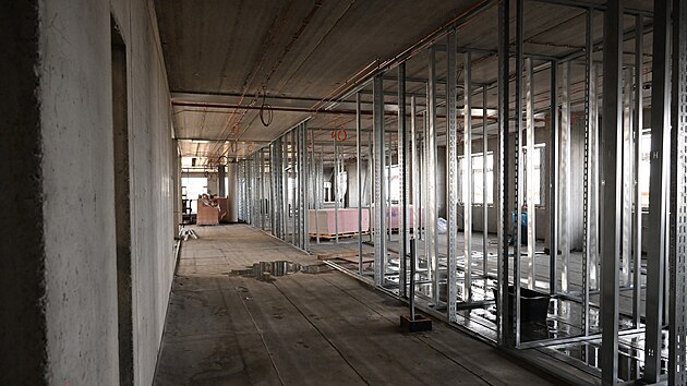 Stavba nov&eacute;ho &uacute;středn&iacute;ho pavilonu B FNOL je zhruba v polovině Otevřen&iacute; se oček&aacute;v&aacute; v polovině roku 2028.  (17. června 2026).