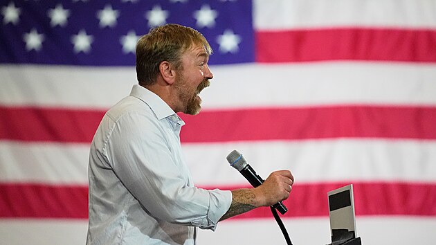 Demokratický kandidát do Senátu USA Graham Platner mluví ve svém volebním štábu po výhře v primárkách ve státě Maine. (9. června 2026)