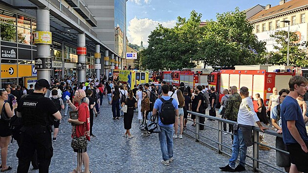 Složky IZS zasahují na pražském Andělu, metro tam ve stanici srazilo člověka. (18. června 2026)