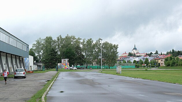 Rychlobruslařsk&aacute; dr&aacute;ha se nach&aacute;z&iacute; u zimn&iacute;ho stadionu ve žď&aacute;rsk&eacute; Jungmannově ulici. (11. června 2026)