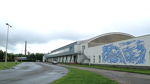 V sousedstv&iacute; st&aacute;vaj&iacute;c&iacute;ho rychlobruslařsk&eacute;ho ov&aacute;lu stoj&iacute; zimn&iacute; stadion. Ten je ale již v nevyhovujc&iacute;m stavu. (11. června 2026)