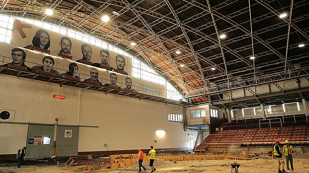 Žď&aacute;rsk&yacute; stadion proch&aacute;z&iacute; rekonstrukc&iacute; ledov&eacute; plochy. Na pr&aacute;ce dohl&iacute;ž&iacute; i podobizna m&iacute;stn&iacute; rodačky, rychlobruslařky Martiny S&aacute;bl&iacute;kov&eacute; (vlevo nahoře). (11. června 2026)