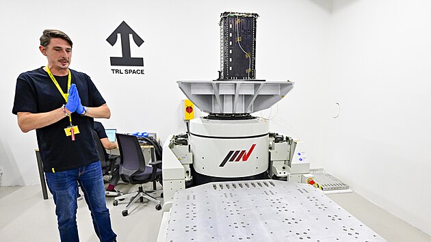Nové testovací centrum společnosti TRL Space s technologií umožňující testování odolnosti satelitů, kosmických komponent a dalších vysoce citlivých zařízení. Na snímku operátor Michal Mičola u elektrodynamického vibračního systému. (17. června 2026)