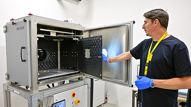 Nové testovací centrum společnosti TRL Space s technologií umožňující testování odolnosti satelitů, kosmických komponent a dalších vysoce citlivých zařízení. Na snímku operátor Michal Mičola u elektrodynamického vibračního systému. (17. června 2026)