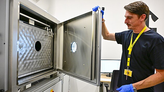 Nové testovací centrum společnosti TRL Space s technologií umožňující testování odolnosti satelitů, kosmických komponent a dalších vysoce citlivých zařízení. Na snímku operátor Michal Mičola u termovakuové komory. (17. června 2026)