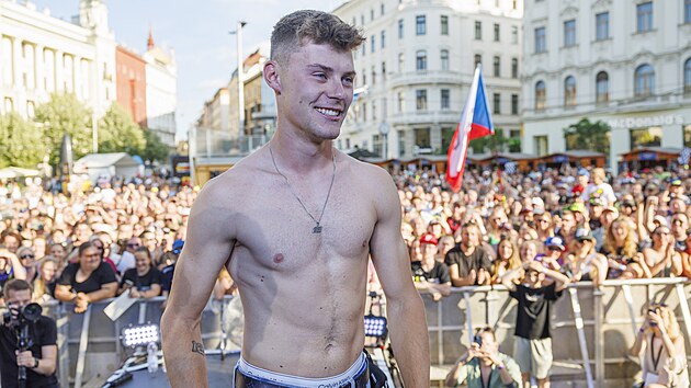 Oficiální fanzóna MotoGP v Brně láká mnoho českých i zahraničních fanoušků. Show s jezdci MotoGP přitáhla na náměstí Svobody stovky milovníků silničních motorek. Na snímku závodník Moto2 Filip Salač. (18. června 2026)