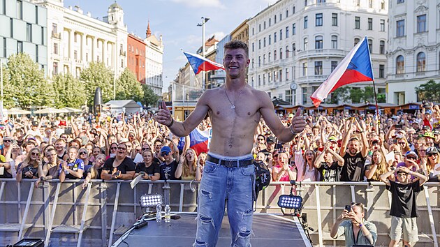 Oficiální fanzóna MotoGP v Brně láká mnoho českých i zahraničních fanoušků. Show s jezdci MotoGP přitáhla na náměstí Svobody stovky milovníků silničních motorek. Na snímku závodník Moto2 Filip Salač. (18. června 2026)