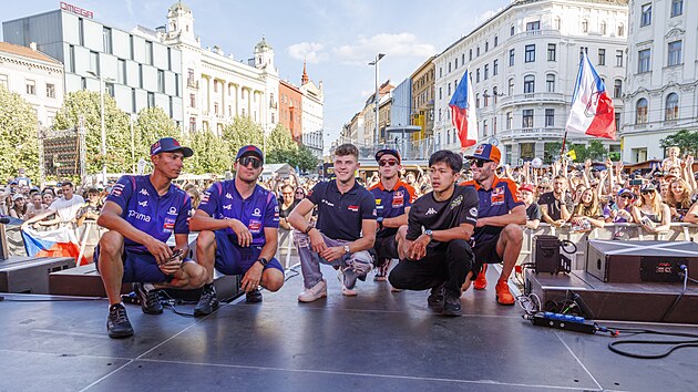Oficiální fanzóna MotoGP v Brně láká mnoho českých i zahraničních fanoušků. Show s jezdci MotoGP přitáhla na náměstí Svobody stovky milovníků silničních motorek. Na snímku závodník Moto2 Filip Salač. (18. června 2026)