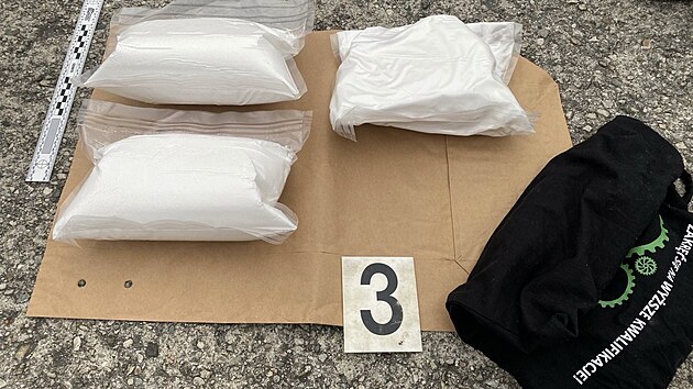 Zaji&scaron;těn&eacute; drogy, hotovost a luxusn&iacute; hodinky při akci Presto. Policie obvinila dva muže z dovozu prekurzorů k v&yacute;robě pervitinu a obchodov&aacute;n&iacute; s kokainem. (10. června 2026)