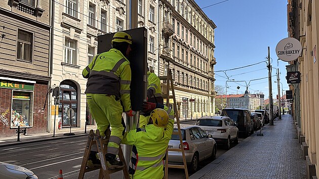 Nová proměnná LED dopravní značka v Lidické ulici na Smíchově mění během dne režim zastavení a stání. Praha si od pilotního projektu slibuje lepší podmínky pro zásobování i plynulejší provoz tramvají (29. května 2026)