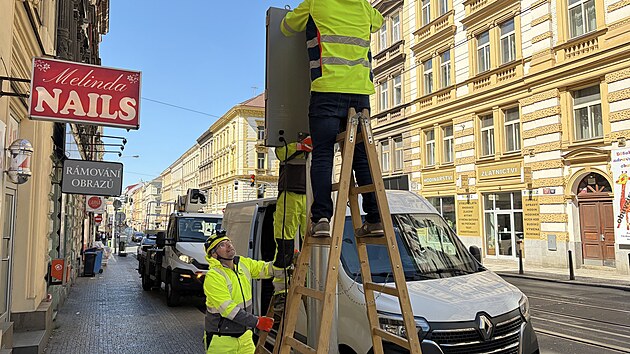 Nová proměnná LED dopravní značka v Lidické ulici na Smíchově mění během dne režim zastavení a stání. Praha si od pilotního projektu slibuje lepší podmínky pro zásobování i plynulejší provoz tramvají (29. května 2026)