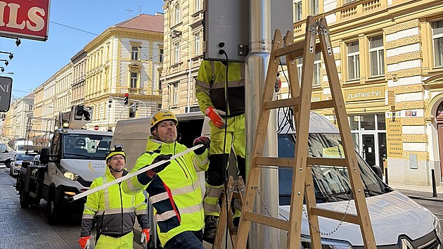 Nová proměnná LED dopravní značka v Lidické ulici na Smíchově mění během dne režim zastavení a stání. Praha si od pilotního projektu slibuje lepší podmínky pro zásobování i plynulejší provoz tramvají (29. května 2026)