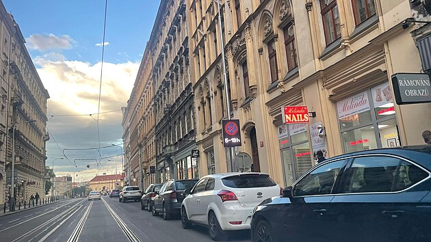 Nová proměnná LED dopravní značka v Lidické ulici na Smíchově mění během dne režim zastavení a stání. Praha si od pilotního projektu slibuje lepší podmínky pro zásobování i plynulejší provoz tramvají.