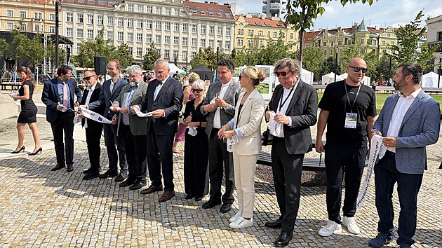 Slavnostn&iacute; přestřižen&iacute; p&aacute;sky zavr&scaron;ilo ve středu otevřen&iacute; zrekonstruovan&eacute;ho n&aacute;měst&iacute; Jiř&iacute;ho z Poděbrad. (17. června 2026)