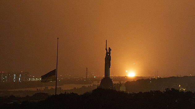 Výbuch ruského dronu na obzoru před monumentem Matka Vlast během útoku na Kyjev. (15. června 2026)