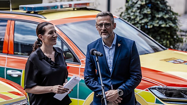 Náměstkyně primátora hl. města Prahy Alexandra Udženija a náměstek ředitele pověřený vedením ZZS HMP Zdeněk Křivánek představují nová vozidla Volkswagen Touareg pro lékařské posádky Zdravotnické záchranné služby hlavního města Praha. (18. června 2026)