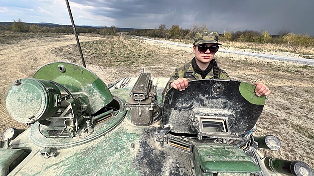 Př&iacute;slu&scaron;nice Aktivn&iacute; z&aacute;lohy Sarah Kroupov&aacute; během cvičen&iacute; 71. mechanizovan&eacute;ho praporu na Libav&eacute;