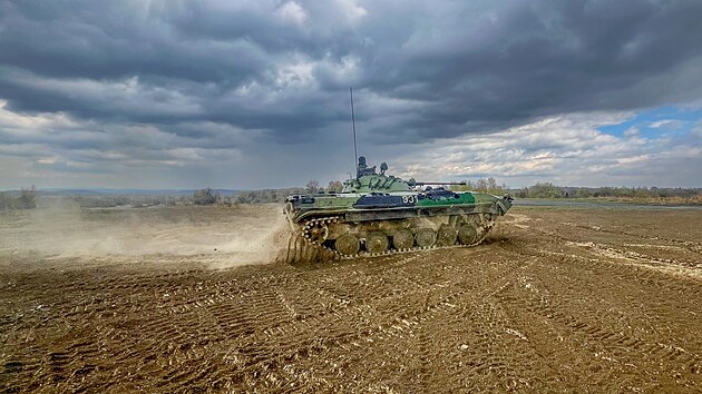 Př&iacute;slu&scaron;nice Aktivn&iacute; z&aacute;lohy Sarah Kroupov&aacute; během cvičen&iacute; 71. mechanizovan&eacute;ho praporu na Libav&eacute;