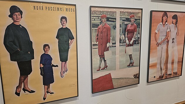 V expozici je zastoupena domácí móda a móda na spaní. V další části výstavy je k vidění dobová konfekce, ale i věci, které se standardně šily doma.
