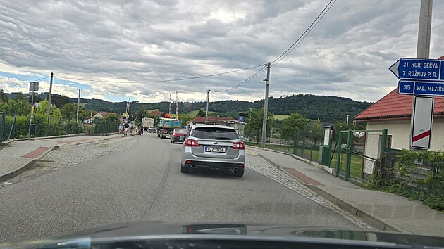 U Zašové narazí řidiči na kolony. Silničáři tam opravují hlavní tah na Slovensko. (červen 2026)